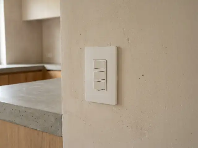 Bediening van het ventilatiesysteem aan de keukenmuur