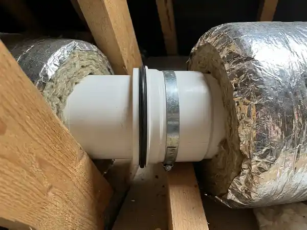 Afgedichte verbinding tussen twee ventilatiekanalen