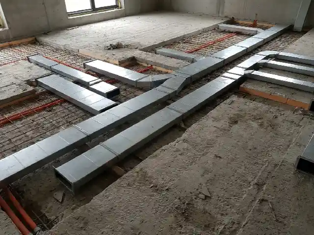 Platte ventilatiekanalen op de vloerplaat voor het gieten van de chape