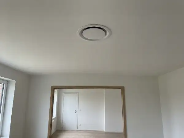 Ventiel voor verse lucht tegenover de deur van een slaapkamer